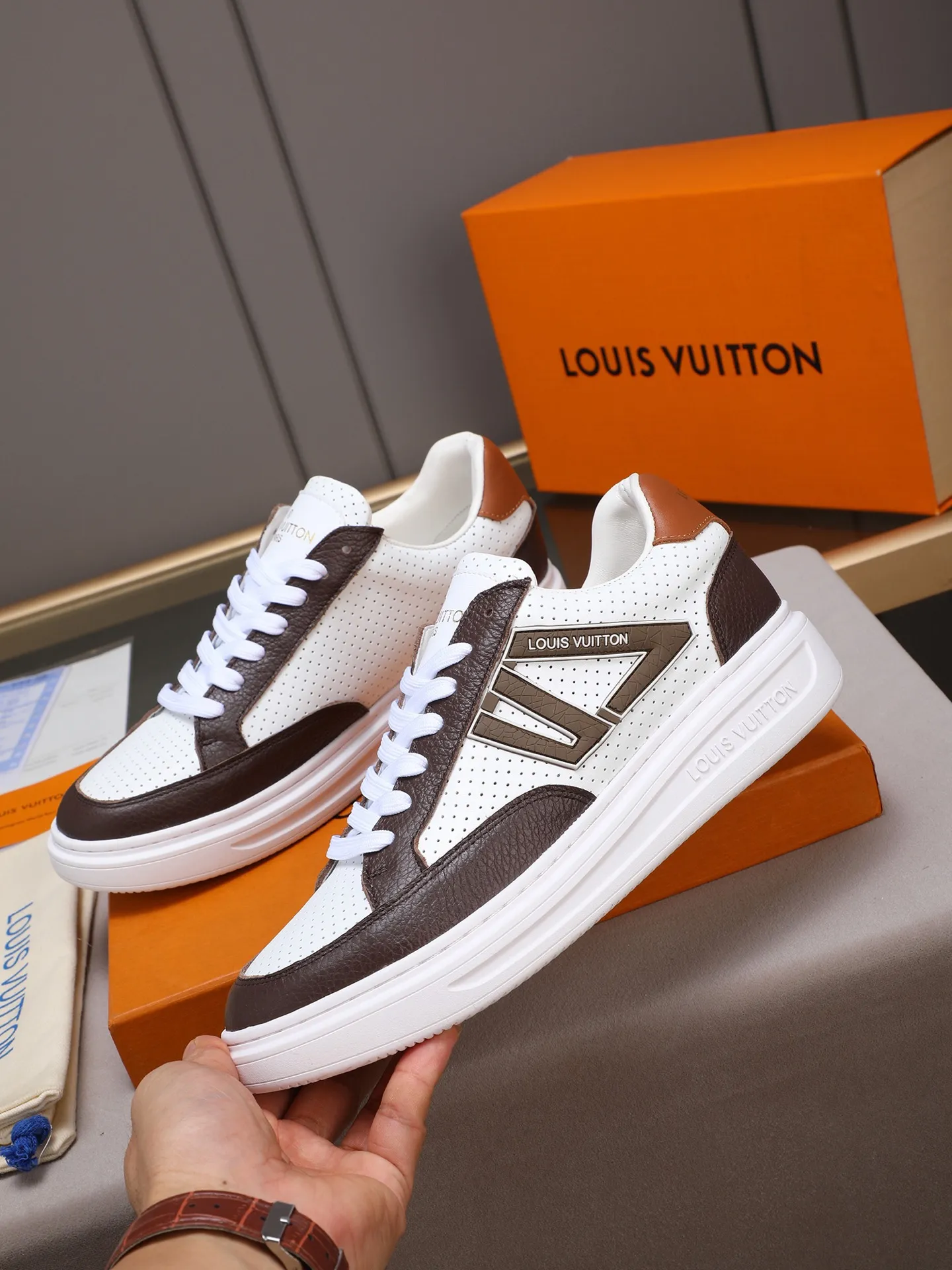 PP420 main model 👍👍👍2025 new LOUIS VUITTON [Luden Yiwei]——LV upper [Lv]🇮🇹Imported first-layer cowhide embossed🇩🇪Inside imported sheepskin lining ➕Non-slip and wear-resistant outsole. Every man's identity is reflected in his elegant and stable upper shoes🚶🏻🚶🏻📯 No matter the wind or rain, the shoe last remains unchanged and can stand the test of time🔍️. ——Code number: 38-44 (45 can be customized)